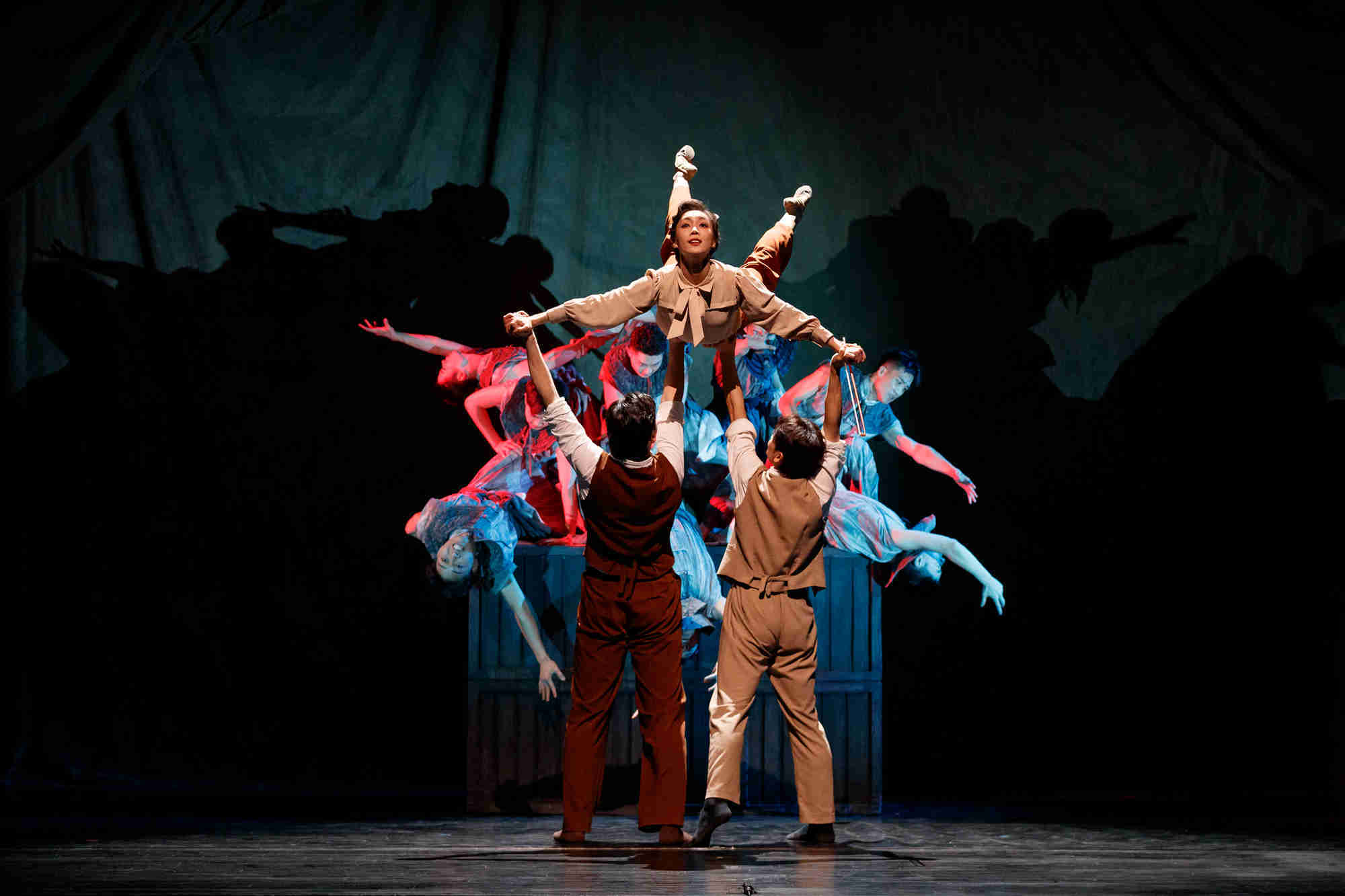 "据该剧艺术总监,湖南省歌舞剧院董事长杨霞介绍,《热血当歌》注重以