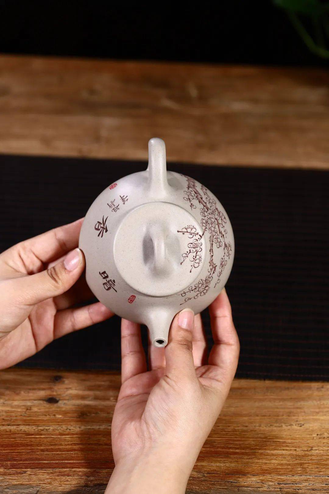 说的自然是『紫砂壶鼻祖』供春壶,『紫砂壶美人』西施壶,和『紫砂壶