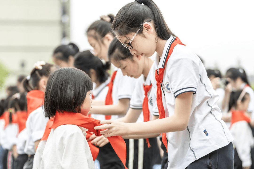 江阴市城中实验小学人民东路校区少先队大队长宣读组建一年级少先队