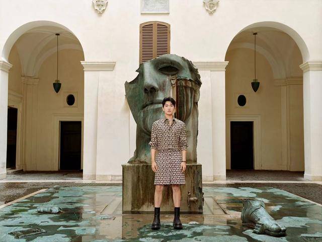 杨洋官宣成为valentino华伦天奴品牌代言人 探索多元美学_休闲_套装