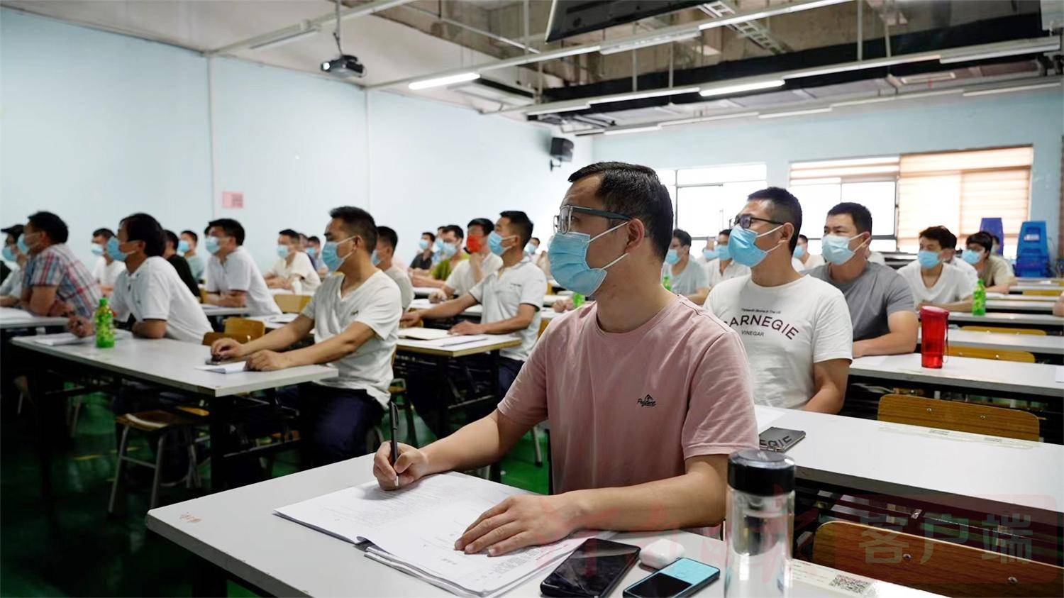 郑州富士康助力8000多名员工实现学历提升梦想_企业_培训_工作