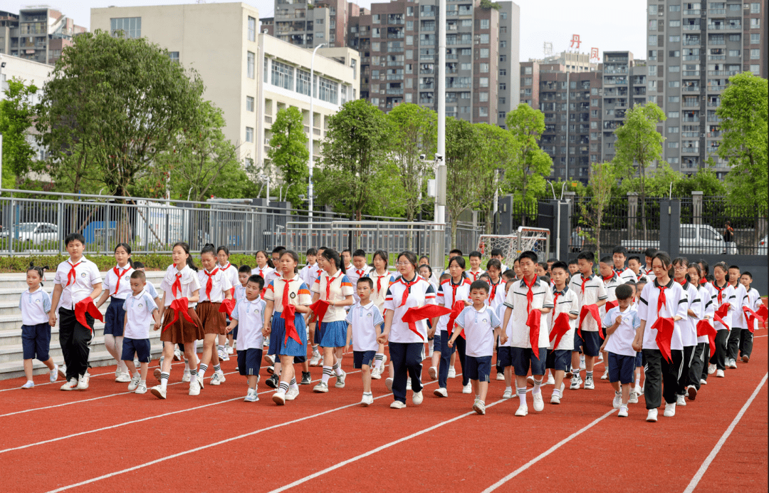 学习二十大 争做好队员| 秀山县鹭秀小学教育集团举行少先队新队员