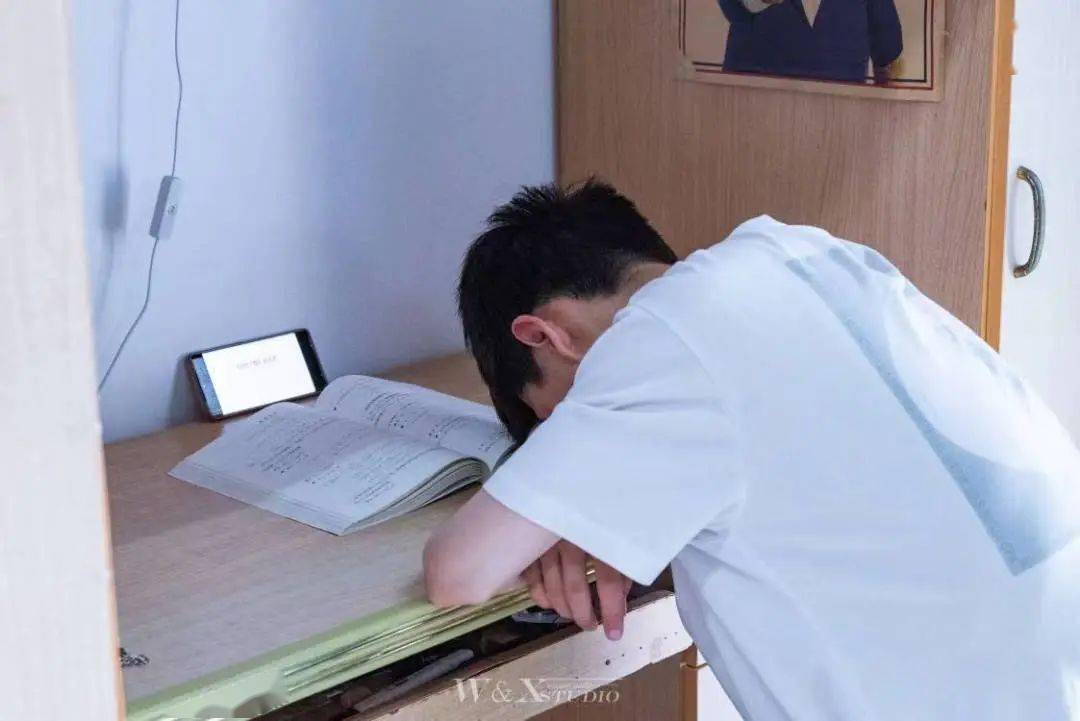 下课后狂奔回家书包一甩和伙伴们一起跳皮筋,捉迷藏比谁骑的自行车更