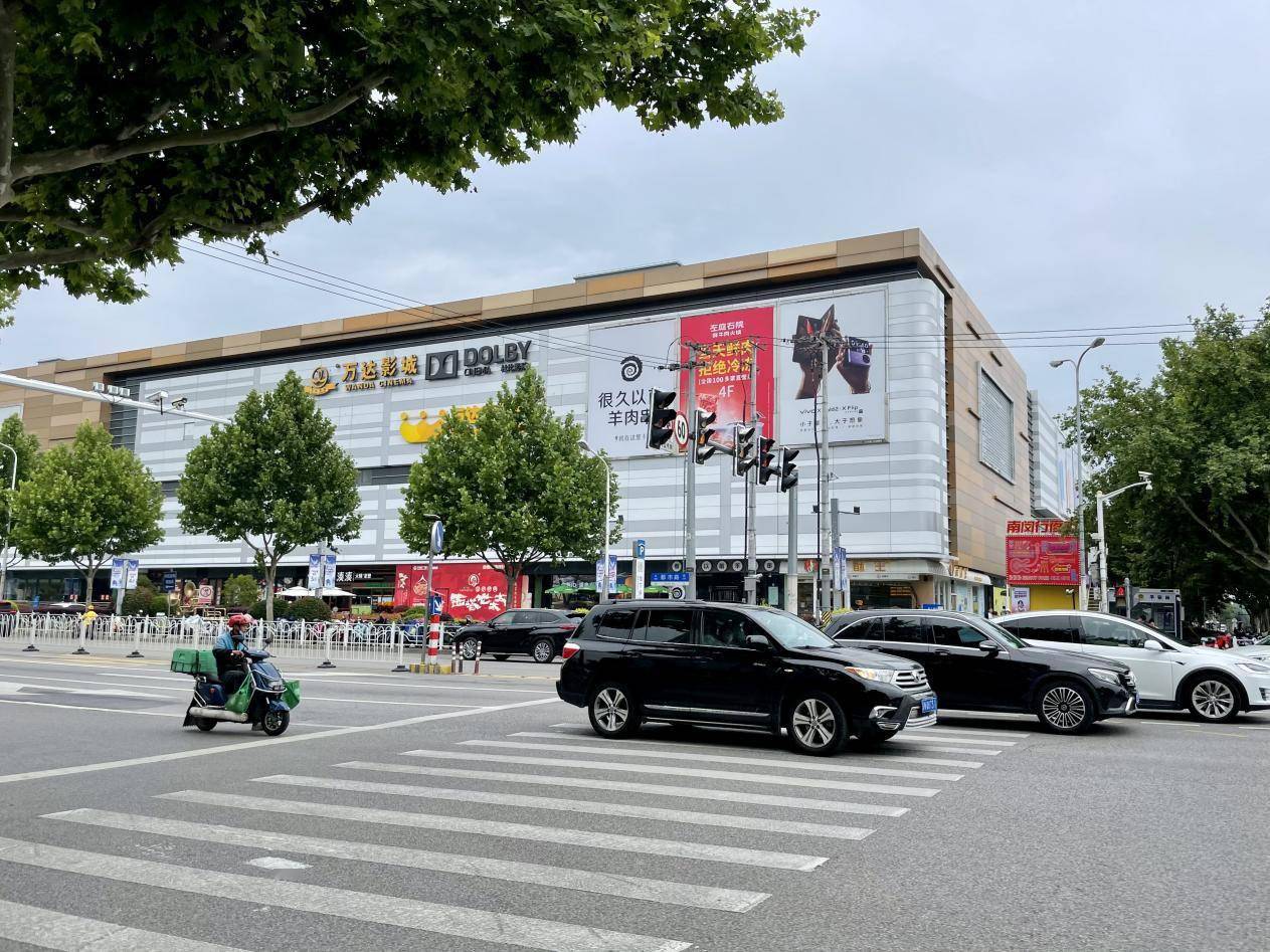 在颛桥紫薇花园的西区与东区之间,还有东苑米兰广场,出了家门口即可