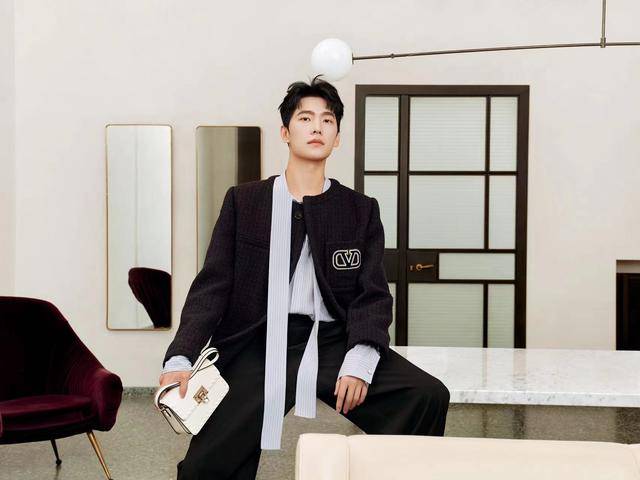 杨洋官宣成为valentino华伦天奴品牌代言人 探索多元美学_休闲_套装