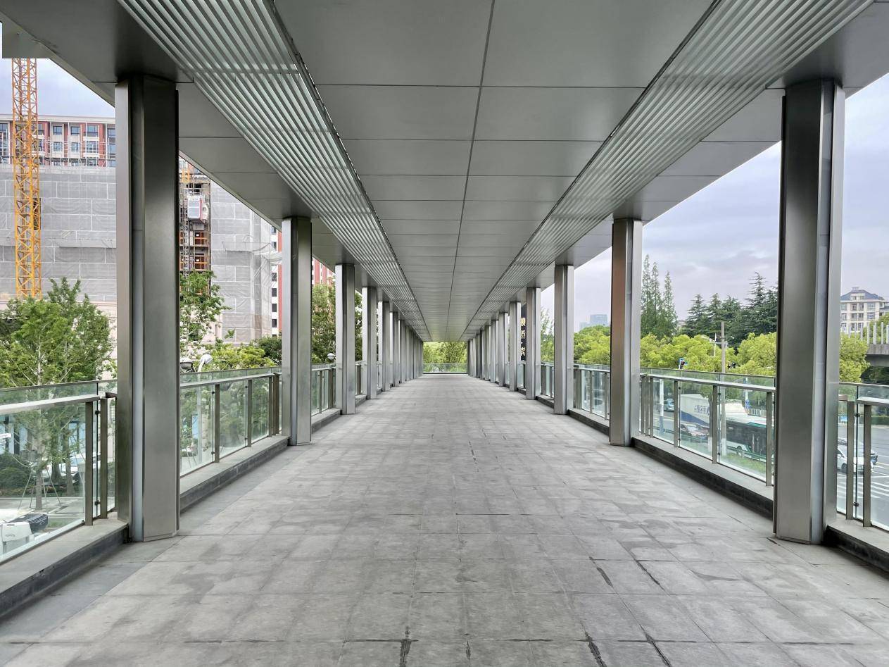 从颛桥站出来,通过一条风雨连廊,步行即可到达本项目.