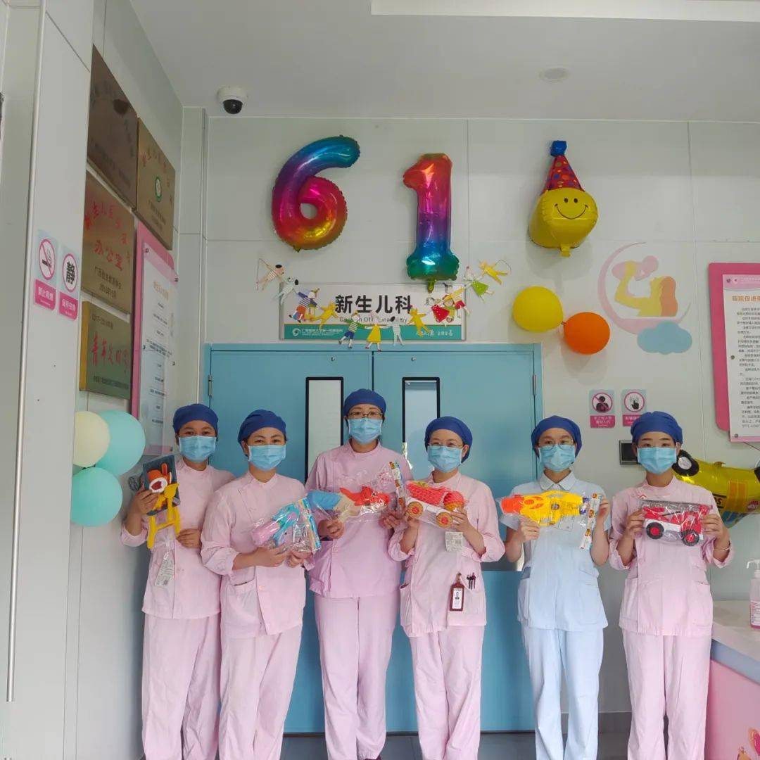 新生儿科钟丹妮主任医师,梁洁护士长等医护人员为新生