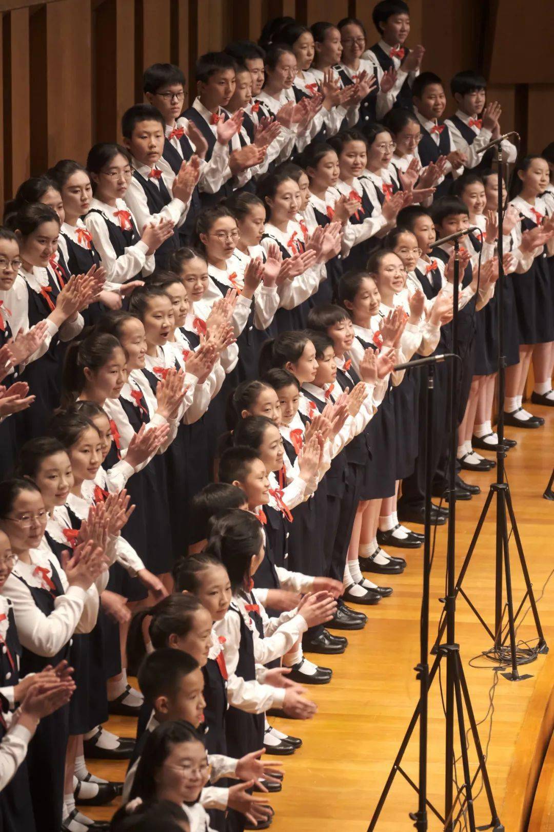画上句号,在全场雷鸣般的掌声里,指挥家杨力除了频繁向观众们鞠躬致意