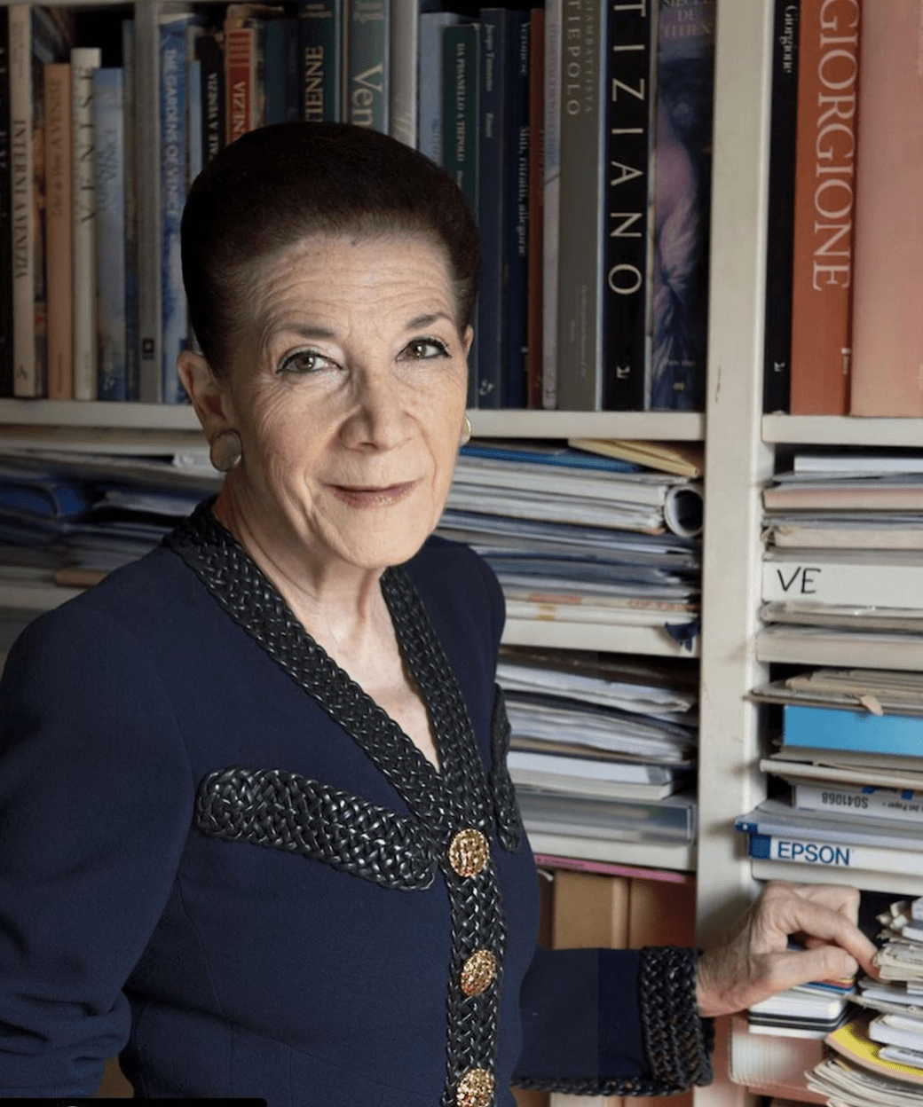 70岁法国"破产女王",穿香奈儿蜗居6㎡阁楼,每天跪着