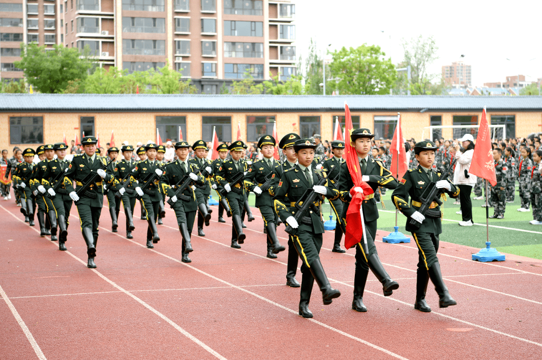 军分区人武部给孩子们送上节日祝福_手机搜狐网