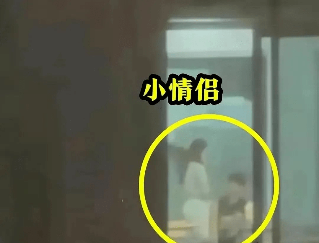 四川传媒学院情侣教室打扑克被围观:女主白皙漂亮,开着灯的剪影引起