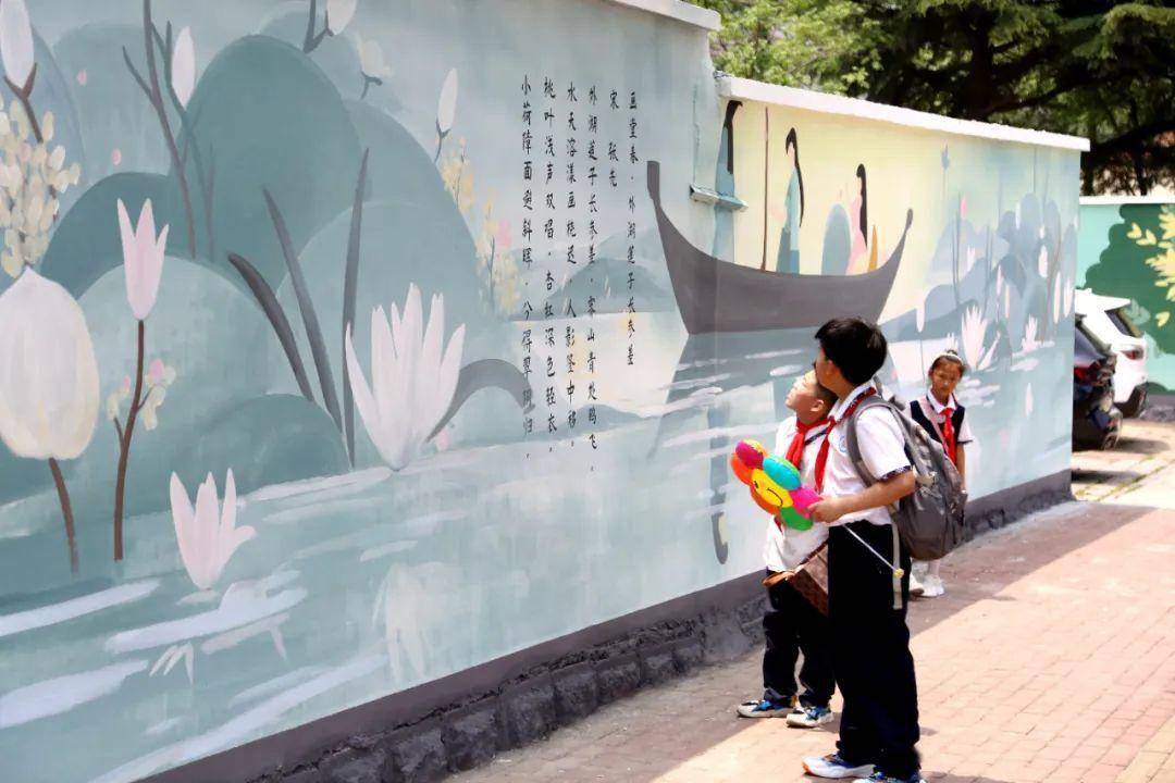 东港区… …墙壁上散发"书香"学校街景会"说话"更多新闻 尽在"东港