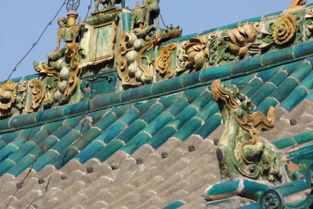 古建筑屋脊上的琉璃装饰