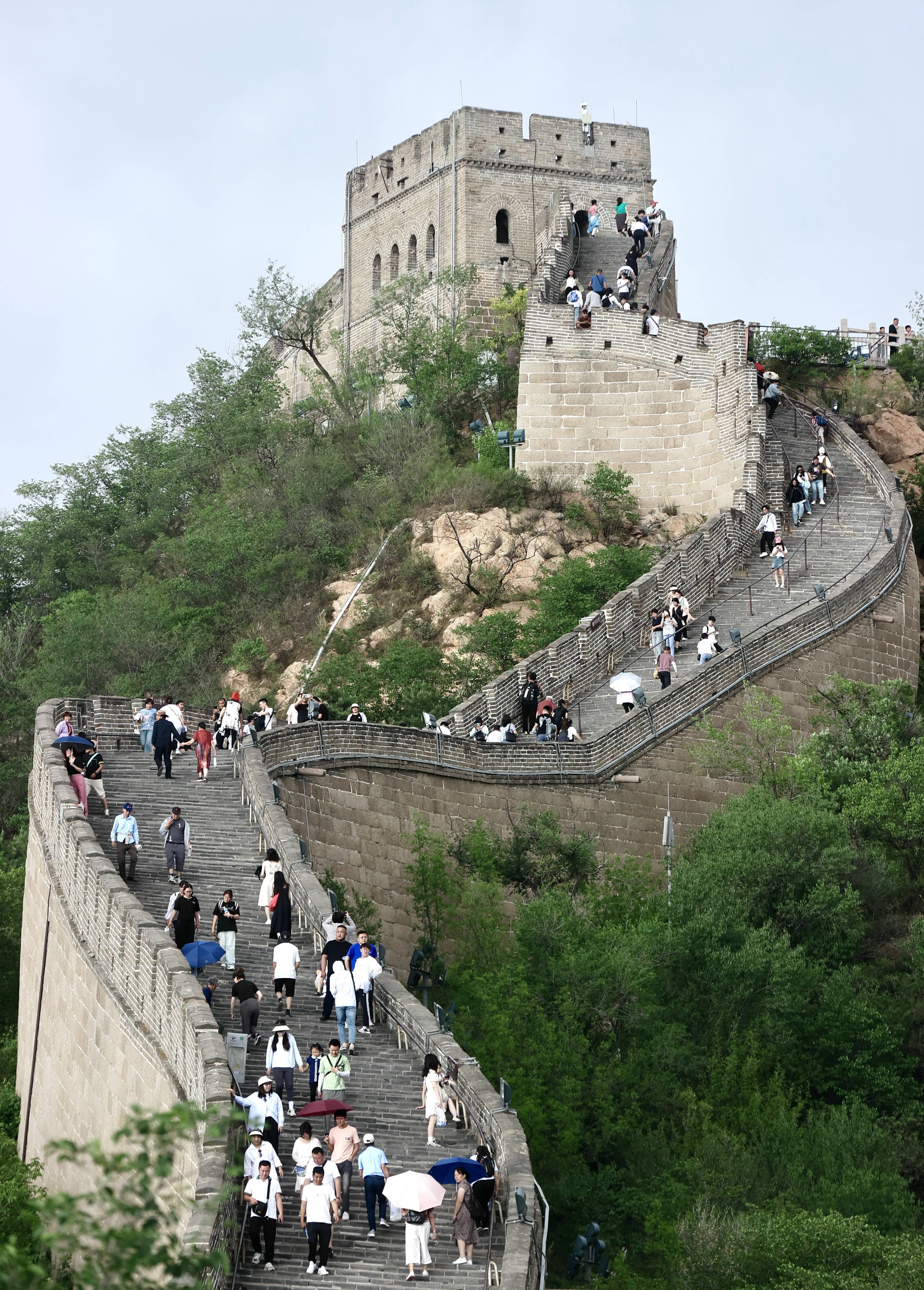 北京市民登长城赏风景