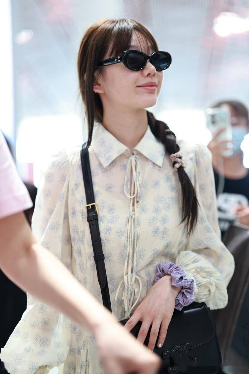 街拍:徐梦洁白色雪纺碎花衬衫裙可爱淑女_北京_机场