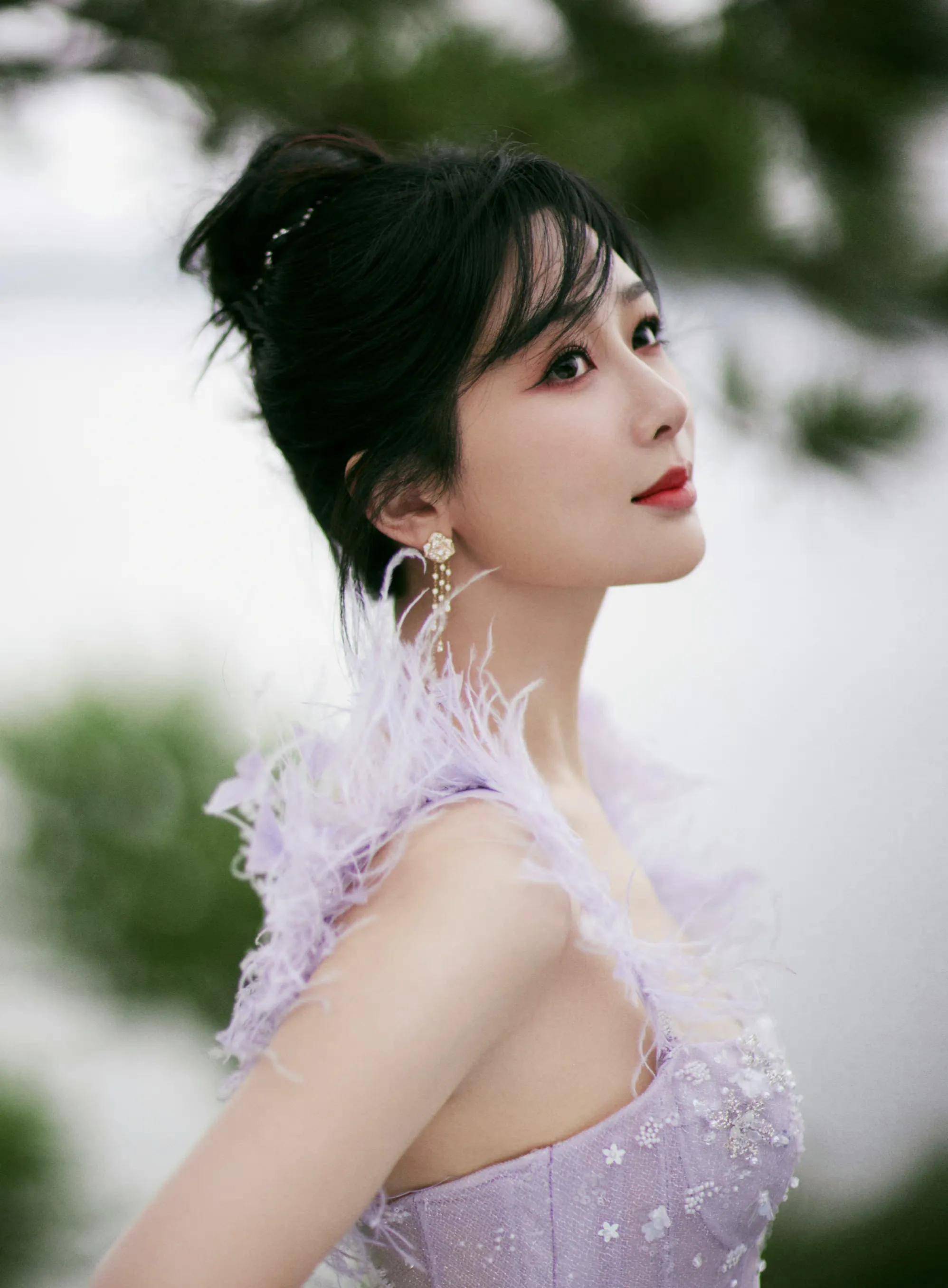 女星杨紫魅力造型:国风风韵,清新淡雅