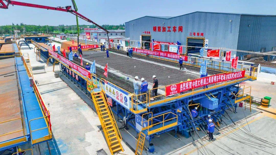 采用"施工工序区域固定,流水线作业"预制模式,通过自行式移动台座将