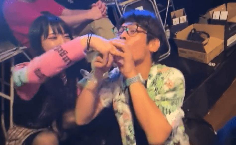 日本女团灌男粉丝喝洗洁精，玩笑过头令人作呕