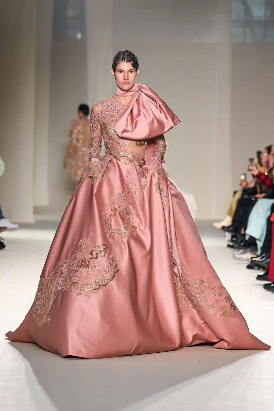 礼服 | 盘点今年秀场上最美礼服,80个瞬间,80种惊艳!