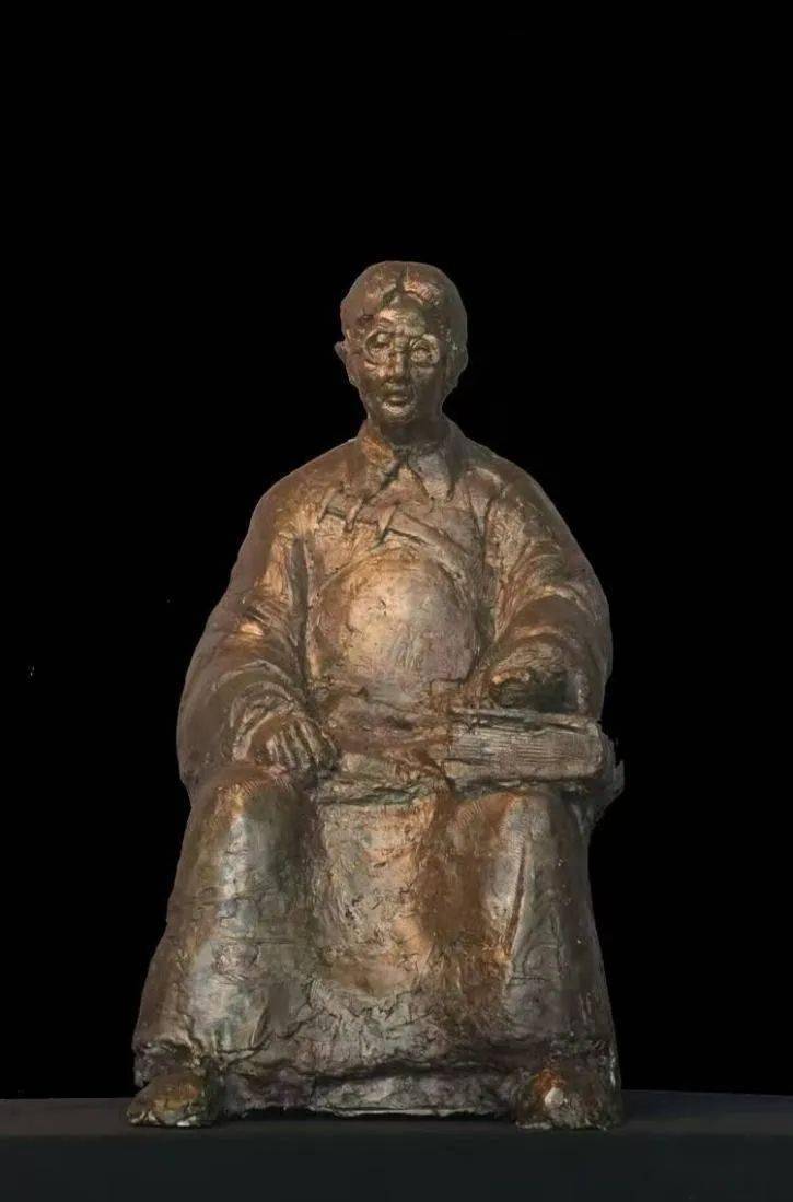 创意说明:雕塑的主要设计为一个佝偻的教书先生手拿戒尺腿上放着书本