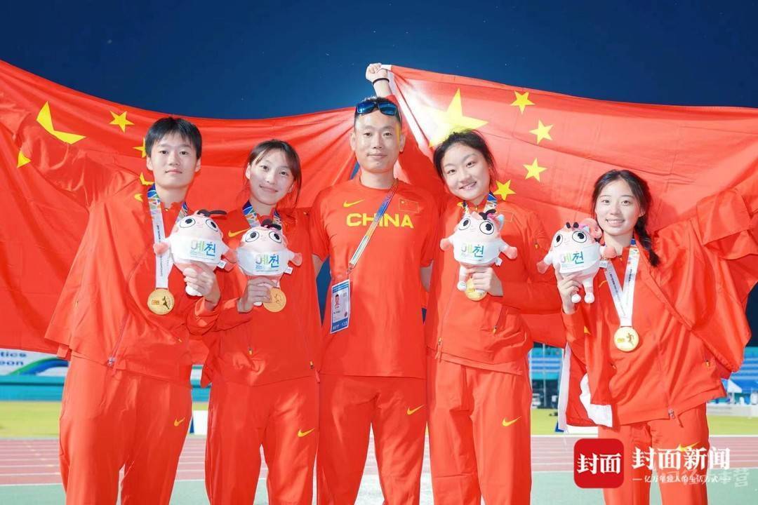 四川资阳"00后"女孩亚青赛百米接力赛摘金:难忘披上国旗站上领奖台