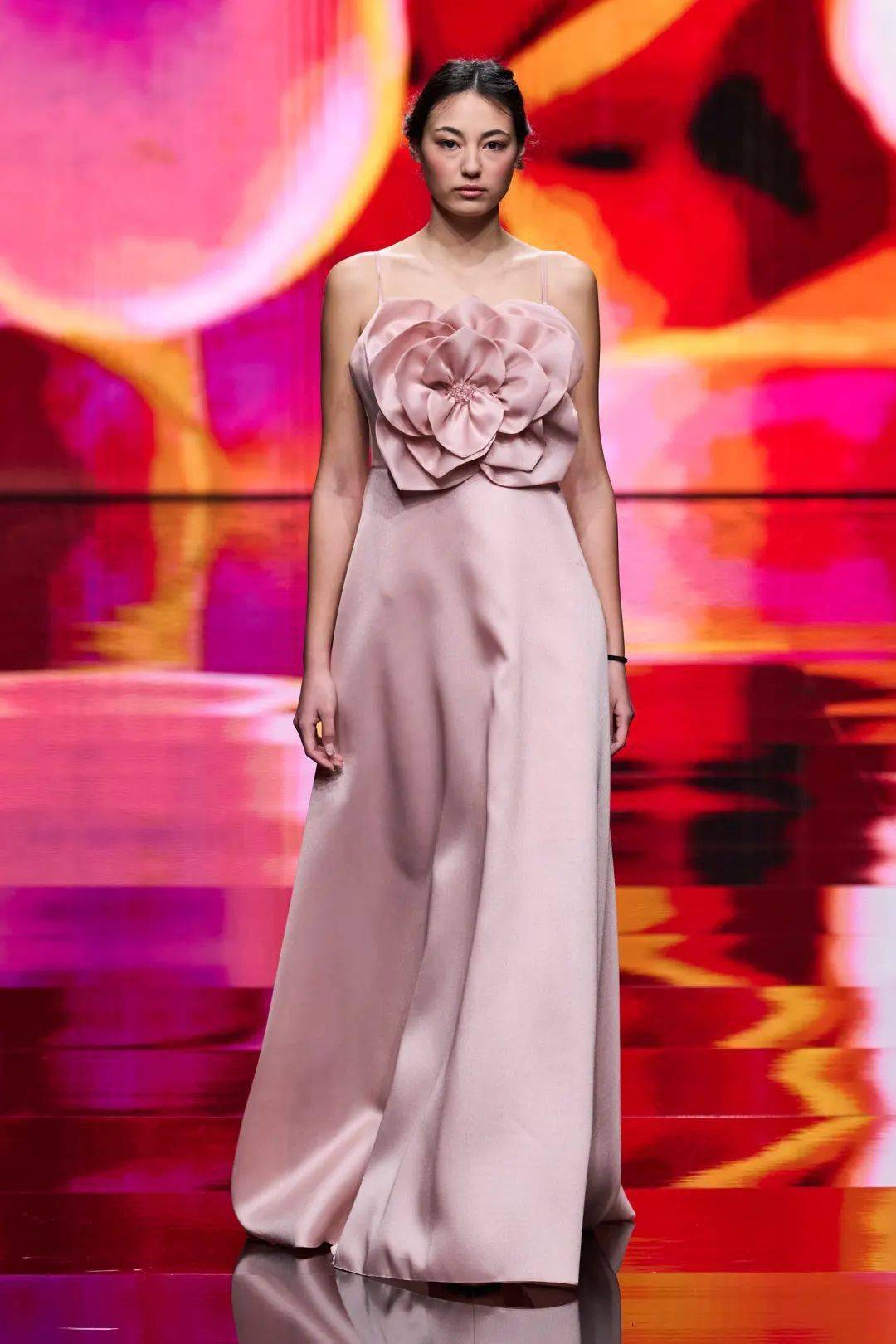 礼服| 盘点今年秀场上最美礼服,80个瞬间,80种惊艳!_定制_时装秀_系列