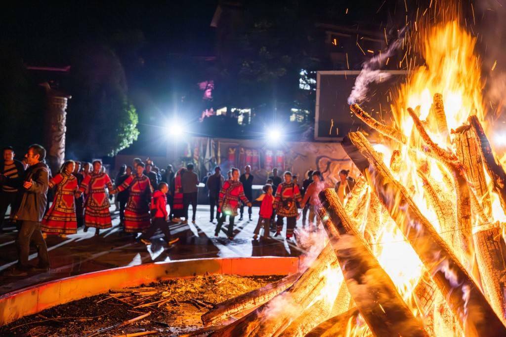 贵州毕节:彝寨村民举行传统火把节活动_视觉_中国_篝火
