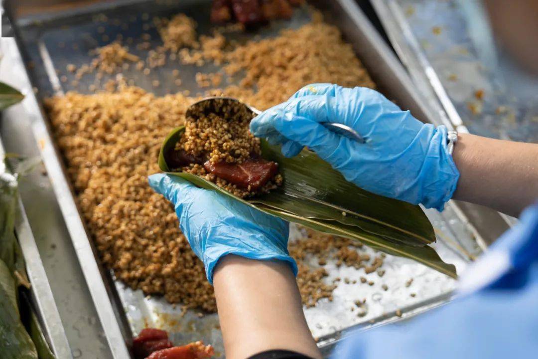 肉要用散養的新鮮蘭溪花豬肉,醬油要非遺的三伏太醬油,糯米要東北產的