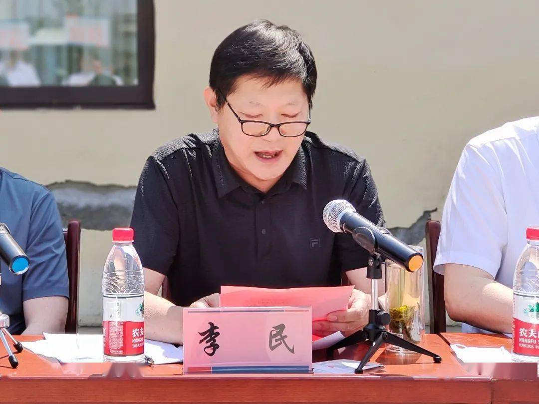 演练结束,菏泽市交通运输局综合服务中心副主任李民进行总结点评.