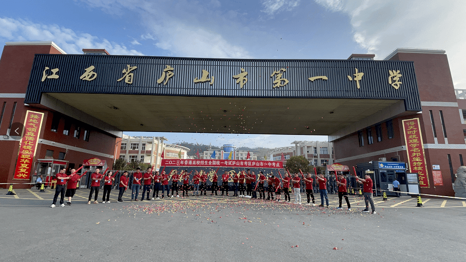 庐山市一中场外这一幕幕刷屏了…