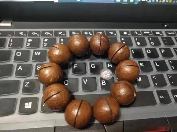 也就看到玩友@王者归来20152 一个人将夏威夷果做成了手串