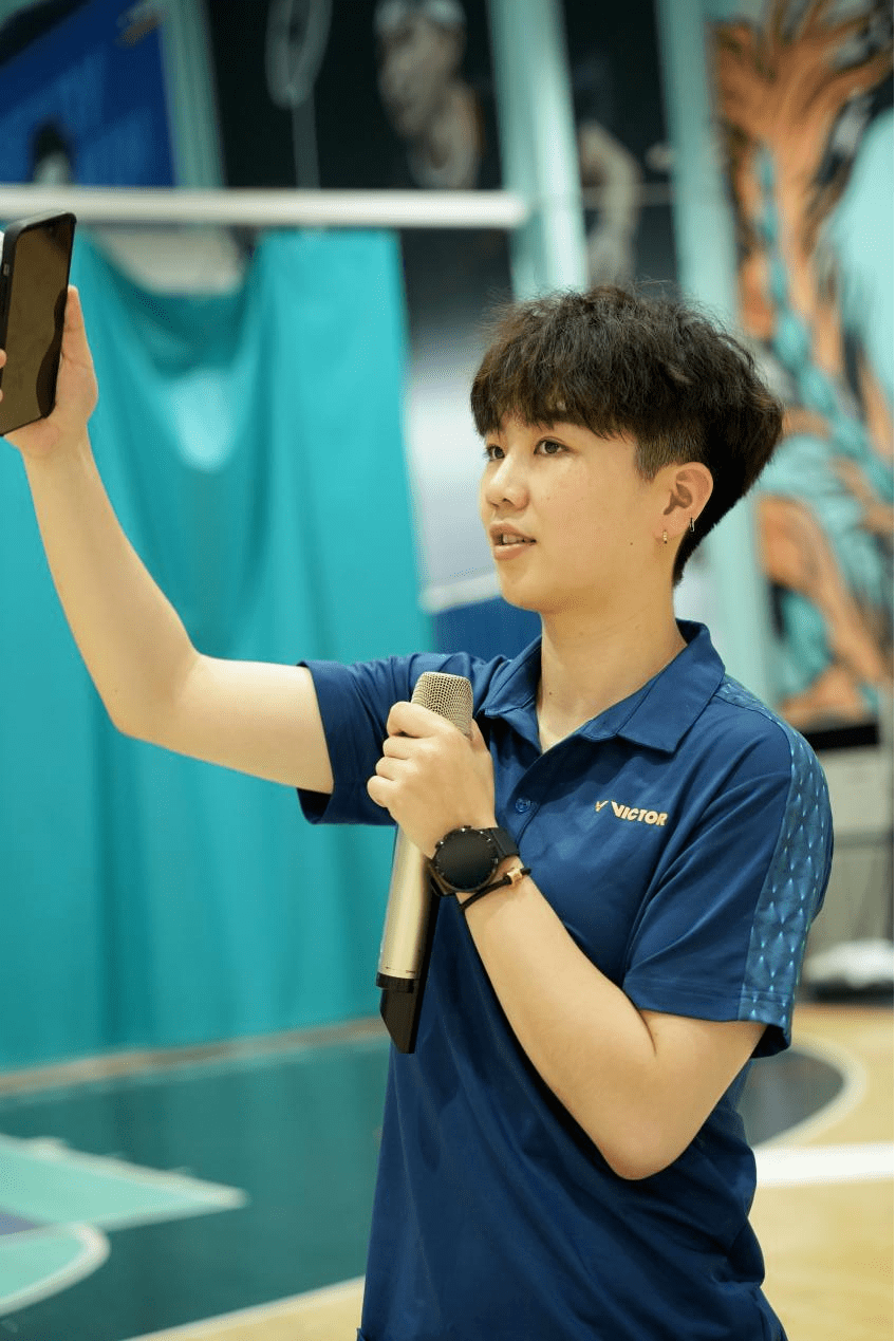 世界冠军李茵晖在"李茵晖杯"现场客串主持人此次的"