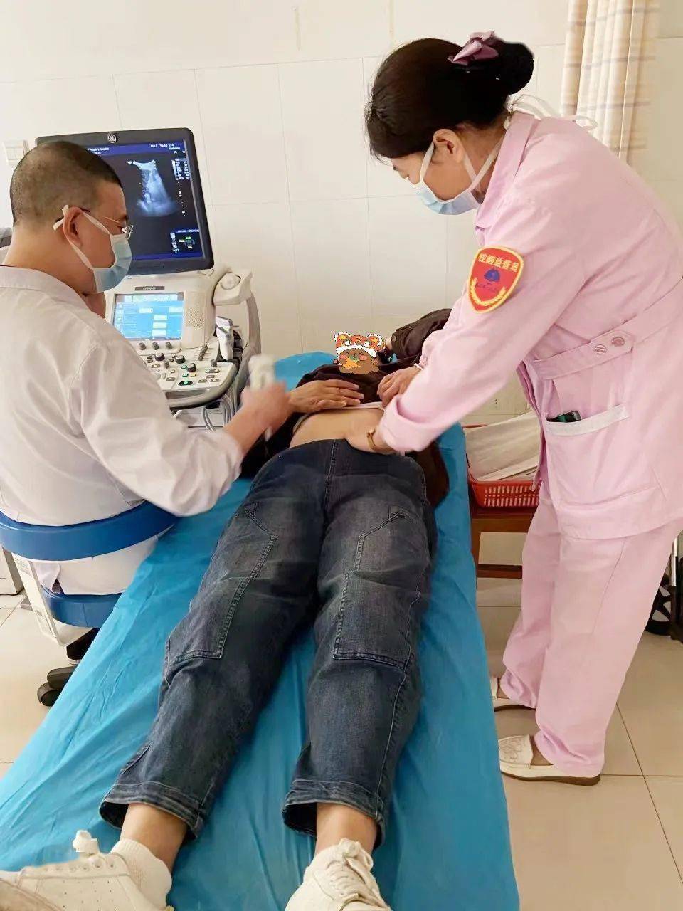 为防止患者再次发生晕倒情况,护士长印银凤将此事告知门诊部主任曹扬.