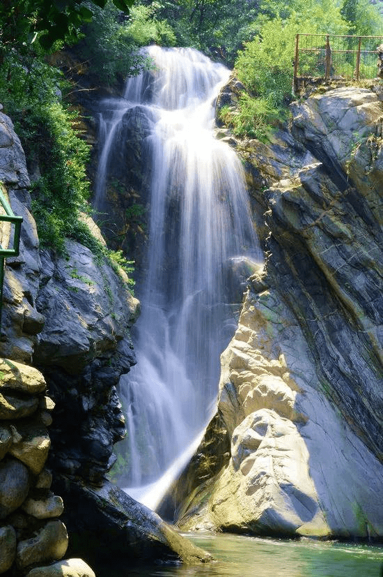 图源香蕉户外天书峡瀑布位于安康市平利县天书峡景区内景区保存着丰富