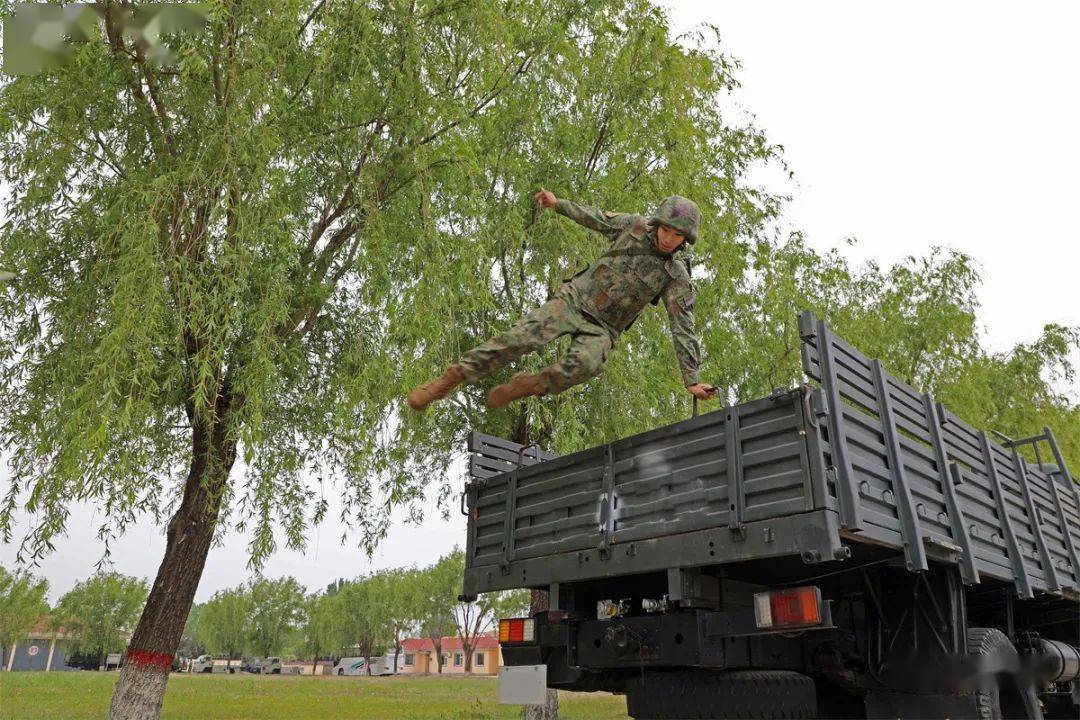 汽车兵下连集训 看他们重新定义速度与激情