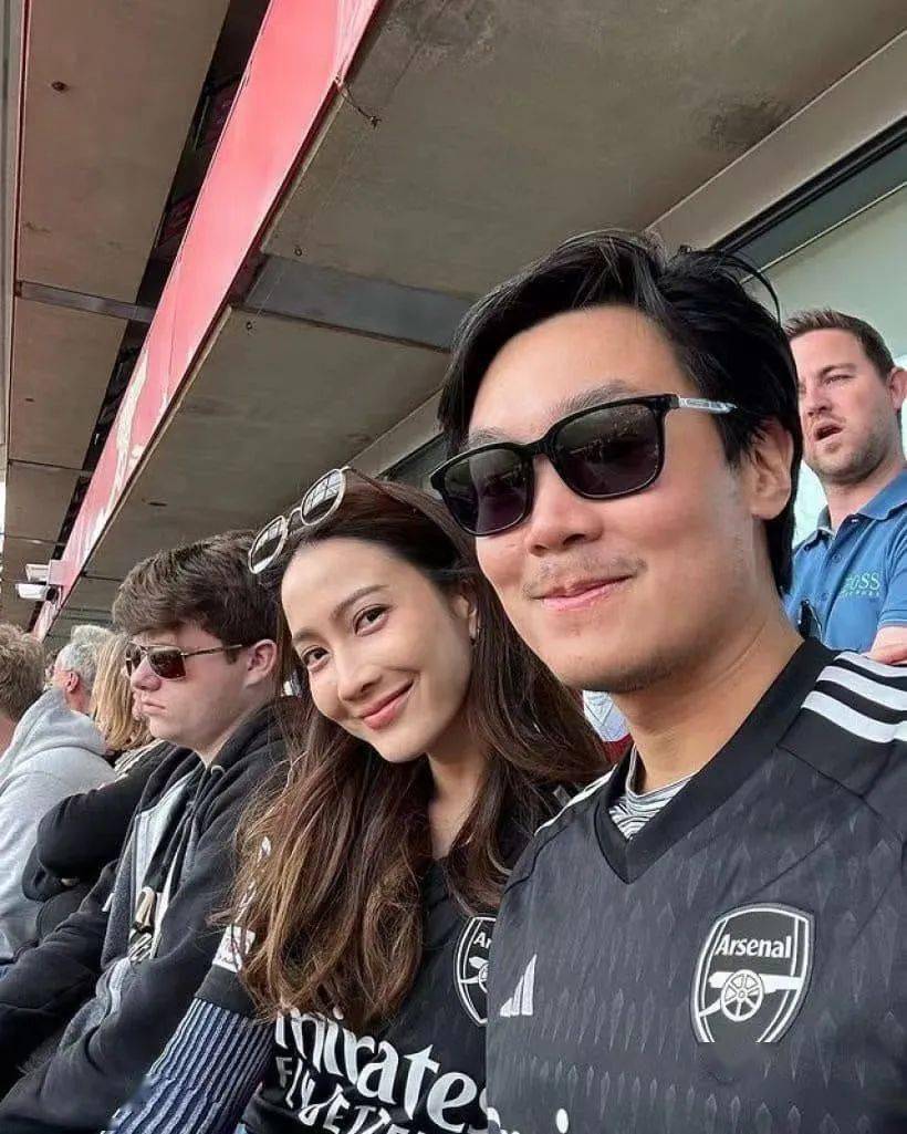 taew与富商男友现身英国看球赛,粉丝猜测此行会求婚_teaw_nai_hiso