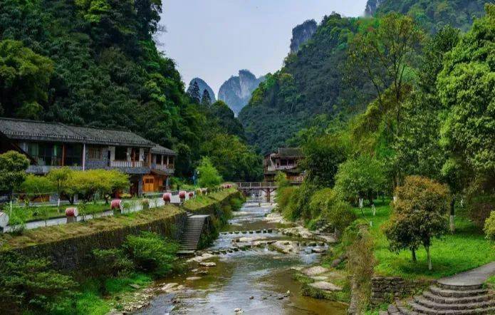 后乘坐当地小巴,返回德夯苗寨,途间在观景台最佳角度观赏矮寨大桥美景