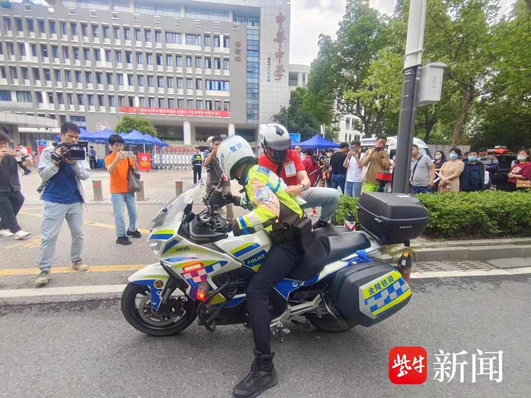 金陵铁骑和各区交警均设立护考小分队,将着重巡管考场周边主要路口和