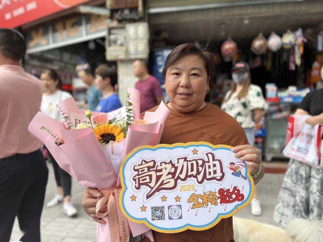 向俞颖祝好朋友一举夺魁▲景妈妈专门从三台来射洪为高考女儿加油