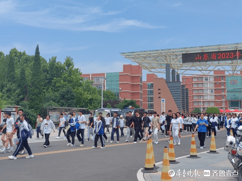 直击高考|首场考试结束，考生面带笑容走出考场_交流_孩子_考点