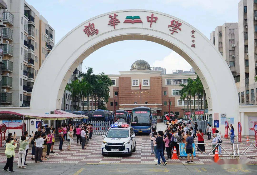 奏着激昂欢快的乐曲轰鸣的发动机一辆辆大巴缓缓驶出校门在鹤华中学7