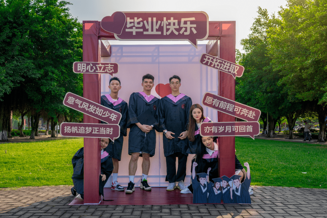"历经沉浮,但初心不变我们将最珍贵的青春记忆定格,永久保存离别时