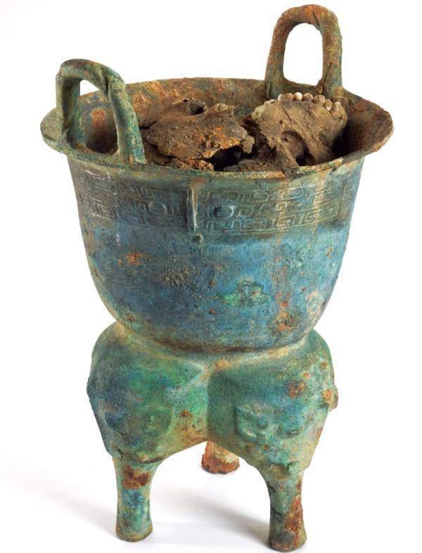 那时唐际根领导的安阳殷墟考古队在一座大墓葬发现一件青铜甗,里面