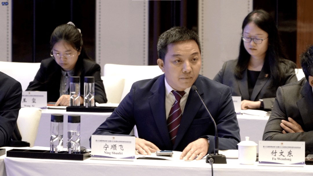 北川县委副书记宁顺飞为到场的外宾介绍北川苔子茶,非遗草编,羌绣和