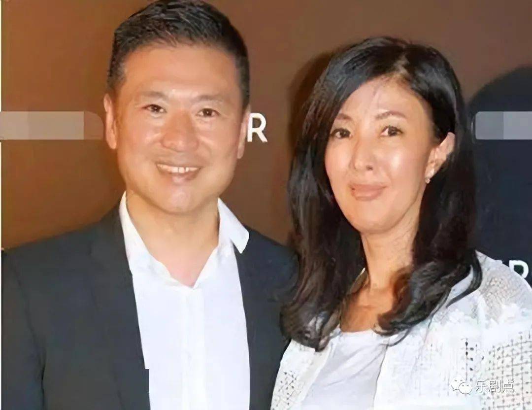 这让顾毅勇越发的宠爱她,结婚多年总跟她出双入对,感情非常甜蜜.