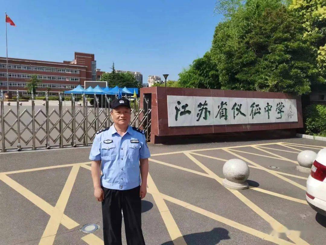 执勤结束后, 老民警向仪征中学敬了个礼!_高考_考场_考生