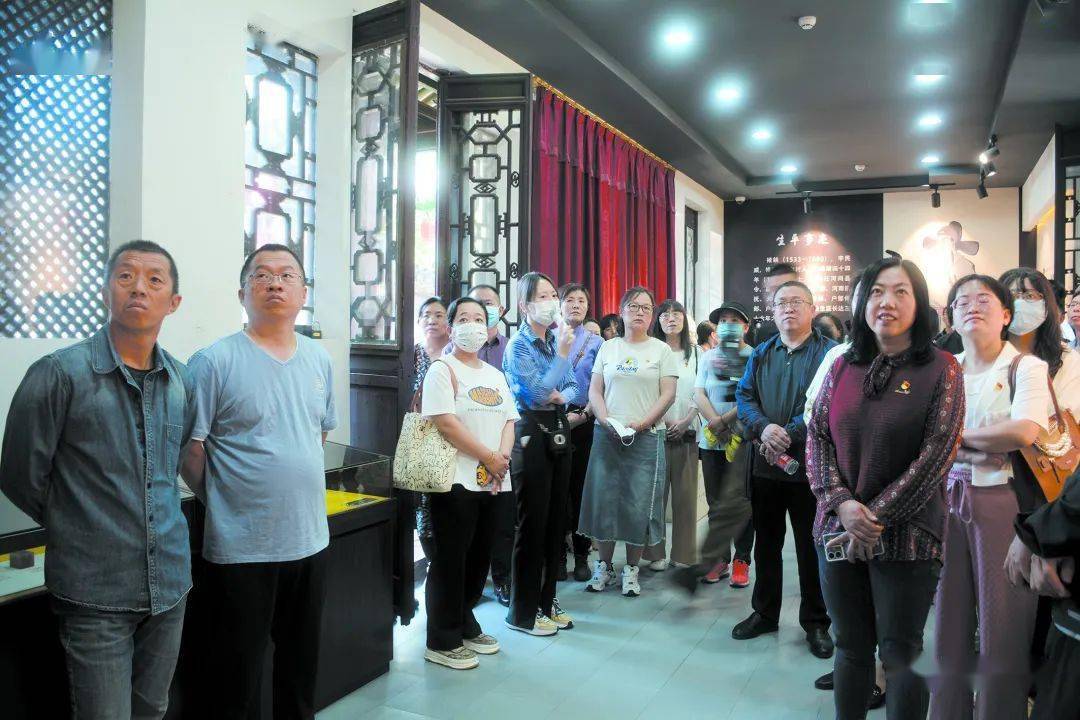 学员们跟随讲解员的介绍,参观了褚鈇生平馆,榆次名人长廊,廉政文化大
