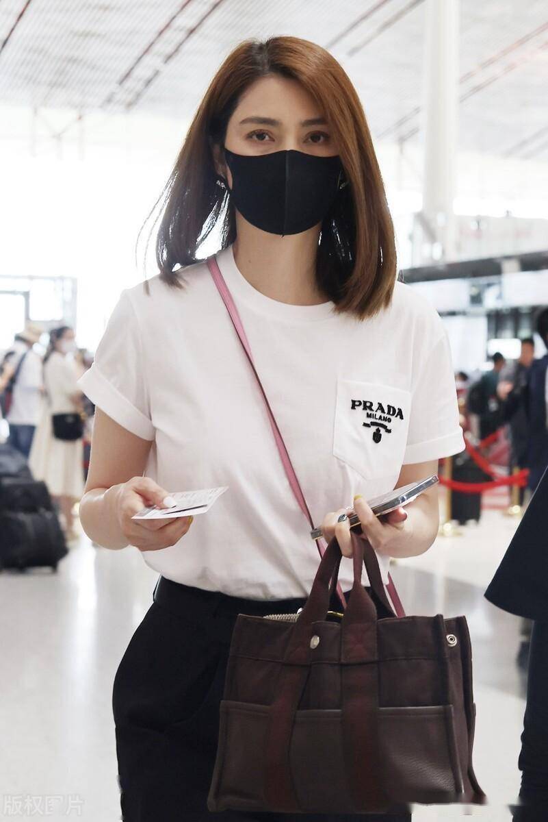 洪欣街拍:白色t恤黑色休闲裤时尚潇洒_机场_北京