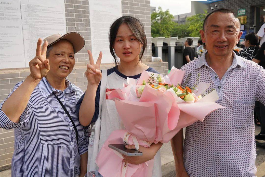 "考生胡严心说"很感谢爸爸妈妈那么忙还抽空陪我考试.