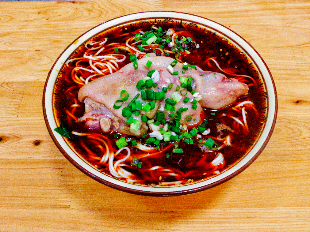 招牌特色——蹄花面是赵氏蹄花面的镇店之宝你看那覆盖在面上那满满一